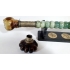 Chinese opiumpijp met nefriet (jade) en koper, op standaard 